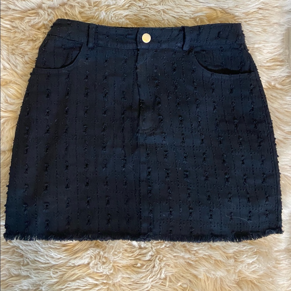 Adorable black mini skirt!